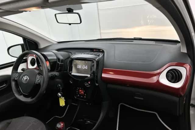 Toyota Aygo (2017) thumbnail 16