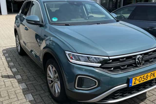 Volkswagen T-Roc (2024) thumbnail 3