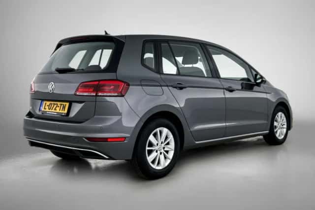 Volkswagen Golf (2018) thumbnail 4