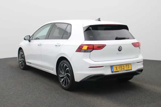 Volkswagen Golf (2024) thumbnail 2