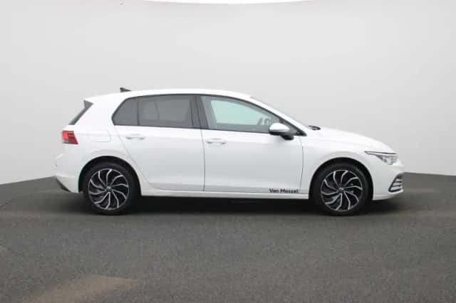Volkswagen Golf (2024) thumbnail 6