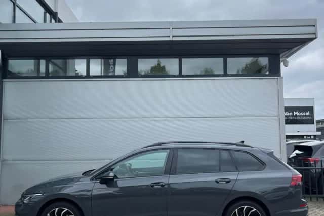 Volkswagen Golf (2023) thumbnail 3