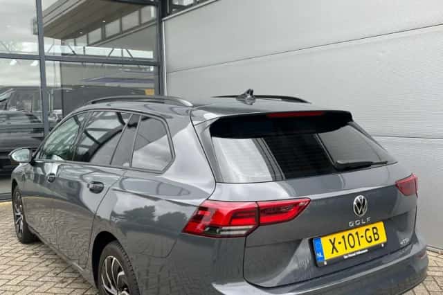 Volkswagen Golf (2023) thumbnail 4