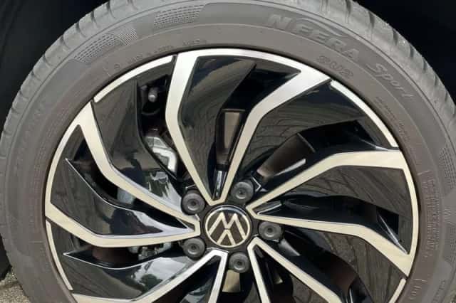 Volkswagen Golf (2023) thumbnail 6