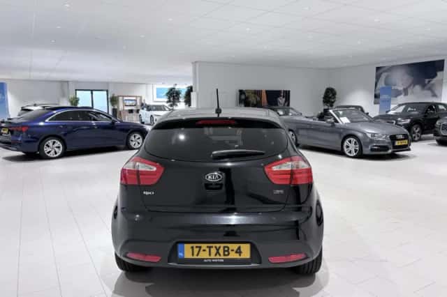Kia Rio (2012) thumbnail 4