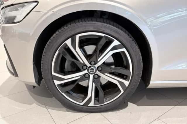Volvo V60 (2022) thumbnail 2
