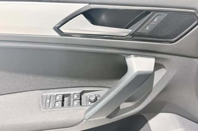 Volkswagen Tiguan (2017) thumbnail 13