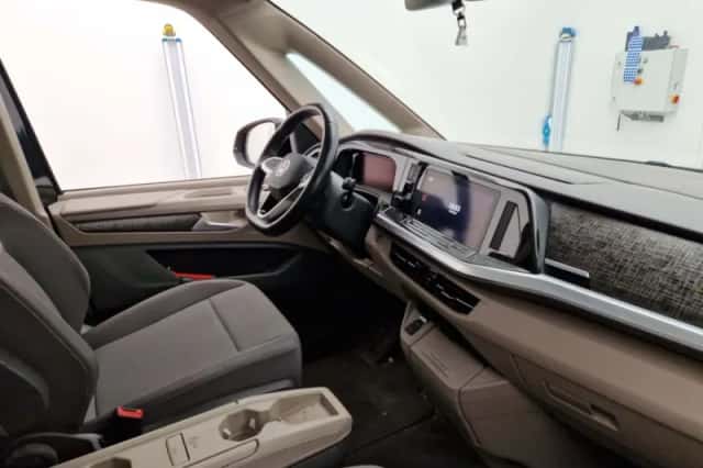Volkswagen Multivan (2023) thumbnail 3