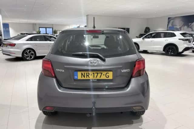 Toyota Yaris (2017) thumbnail 4