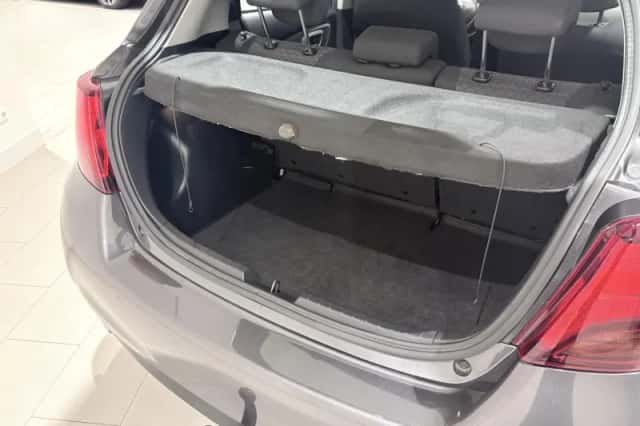 Toyota Yaris (2017) thumbnail 5