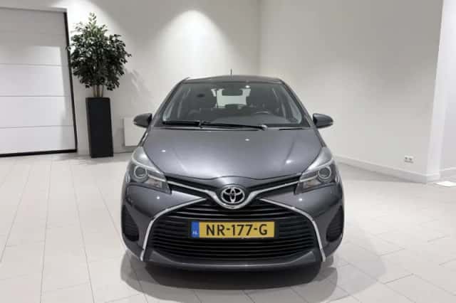 Toyota Yaris (2017) thumbnail 8