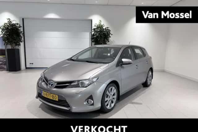 Toyota Auris (2013) thumbnail 1