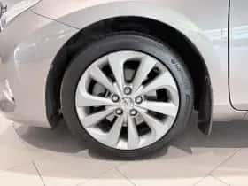 Toyota Auris (2013) thumbnail 2