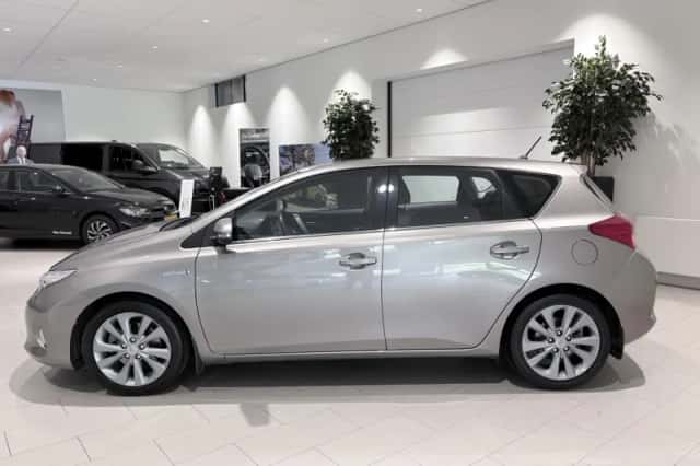 Toyota Auris (2013) thumbnail 3