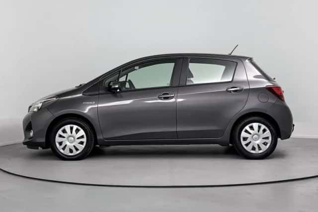 Toyota Yaris (2016) thumbnail 2