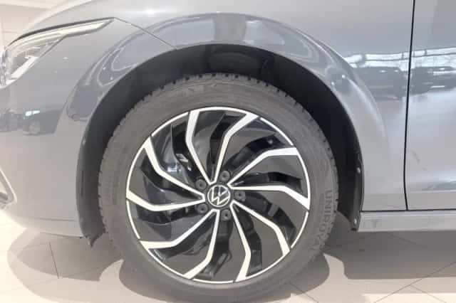 Volkswagen Golf (2023) thumbnail 2