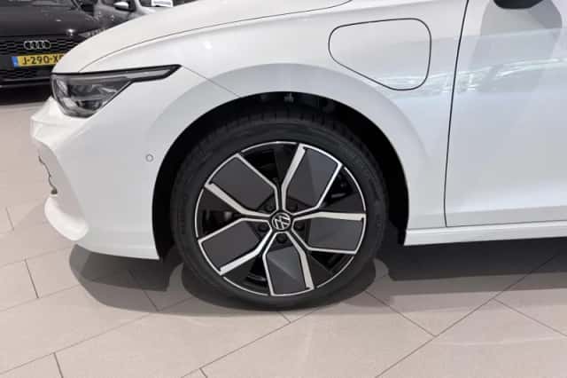 Volkswagen Golf (2026) thumbnail 2