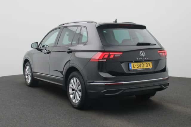 Volkswagen Tiguan (2021) thumbnail 2