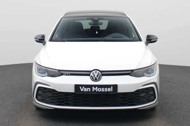 Volkswagen Golf (2023) thumbnail 3