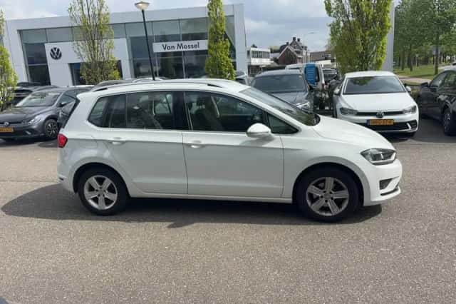 Volkswagen Golf (2014) thumbnail 2