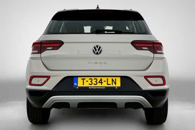 Volkswagen T-Roc (2023) thumbnail 3