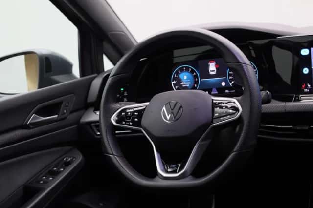 Volkswagen Golf (2023) thumbnail 36