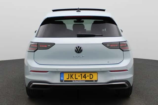 Volkswagen Golf (2025) thumbnail 5