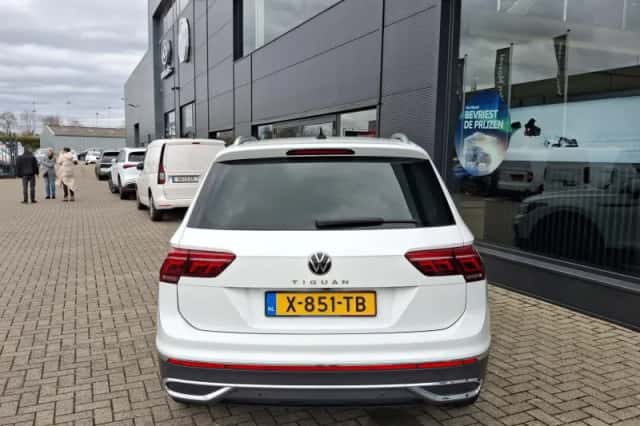 Volkswagen Tiguan (2021) thumbnail 3