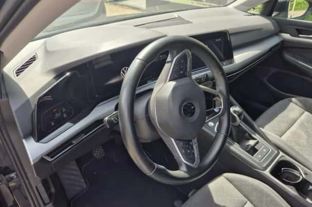 Volkswagen Golf (2022) thumbnail 6