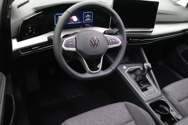 Volkswagen Golf (2024) thumbnail 3