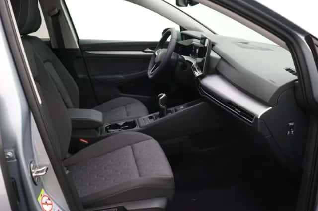 Volkswagen Golf (2024) thumbnail 5