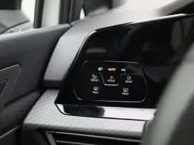Volkswagen Golf (2024) thumbnail 23