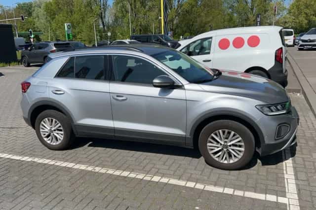 Volkswagen T-Roc (2023) thumbnail 2
