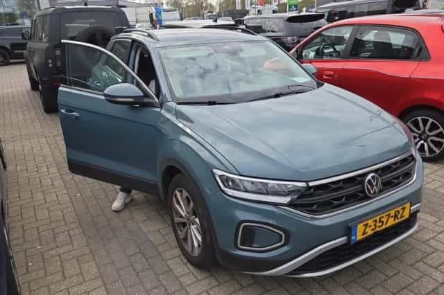 Volkswagen T-Roc (2023) thumbnail 5