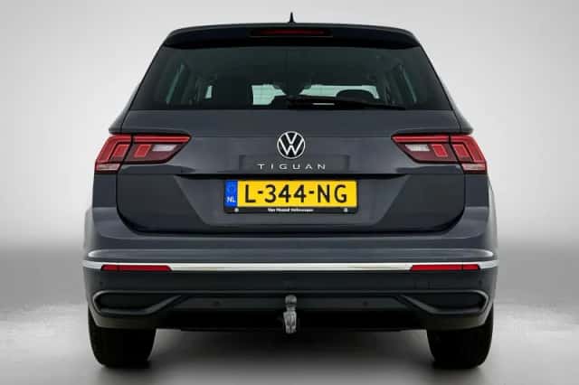 Volkswagen Tiguan (2021) thumbnail 3