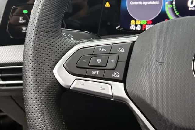 Volkswagen Golf (2024) thumbnail 6