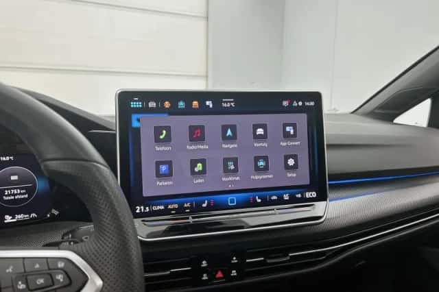 Volkswagen Golf (2024) thumbnail 6