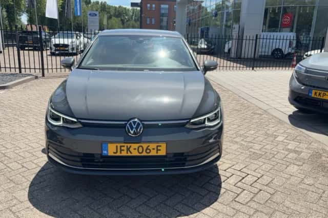 Volkswagen Golf (2021) thumbnail 2
