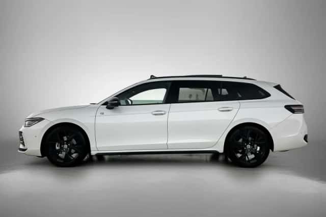 Volkswagen Passat (2024) thumbnail 2