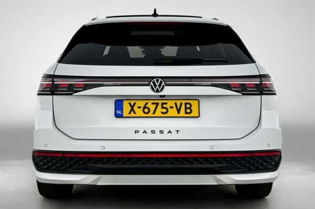 Volkswagen Passat (2024) thumbnail 3