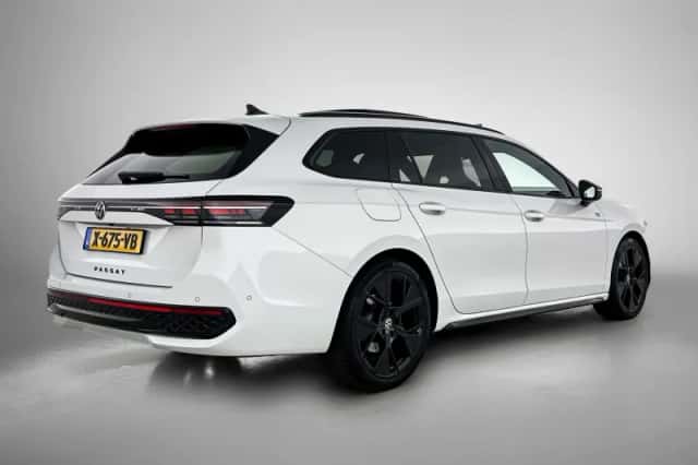 Volkswagen Passat (2024) thumbnail 4