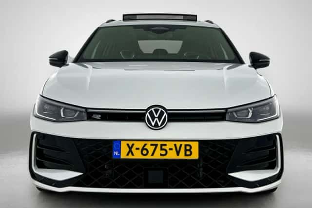 Volkswagen Passat (2024) thumbnail 5