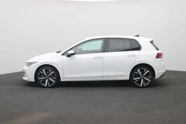 Volkswagen Golf (2025) thumbnail 4