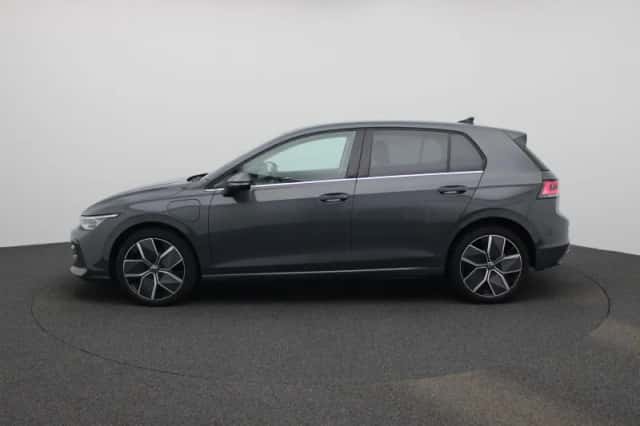 Volkswagen Golf (2025) thumbnail 4