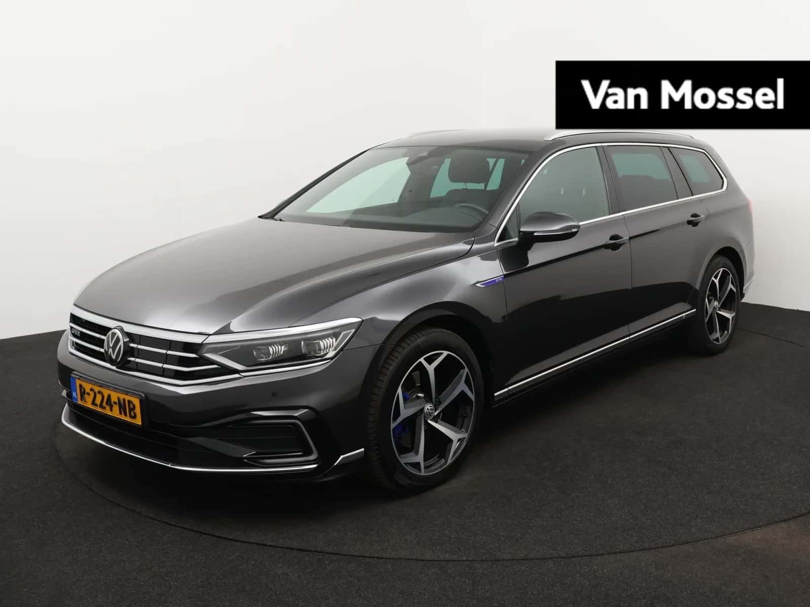 Volkswagen Passat (2023) — foto 1