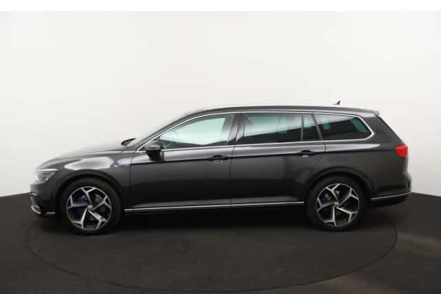 Volkswagen Passat (2023) thumbnail 2