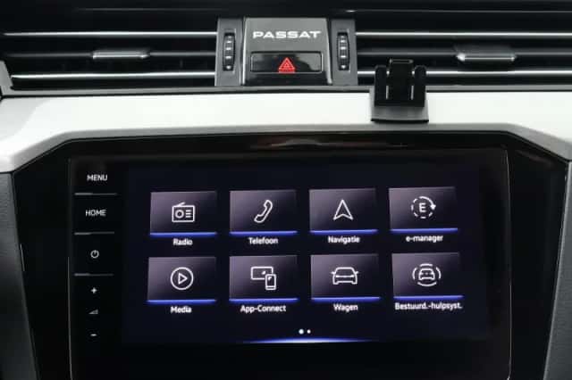 Volkswagen Passat (2023) thumbnail 12