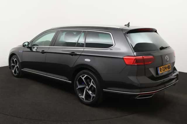 Volkswagen Passat (2023) thumbnail 3