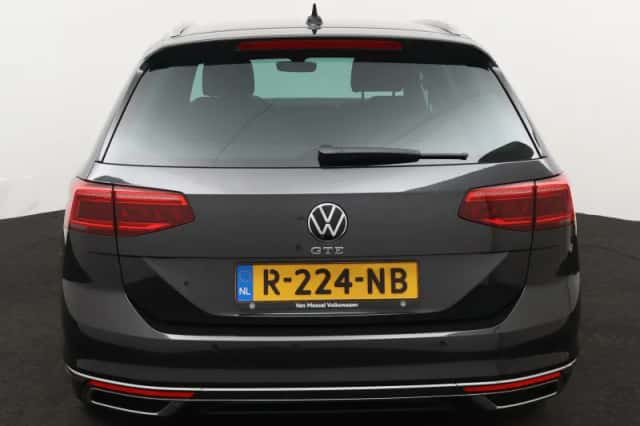 Volkswagen Passat (2023) thumbnail 4