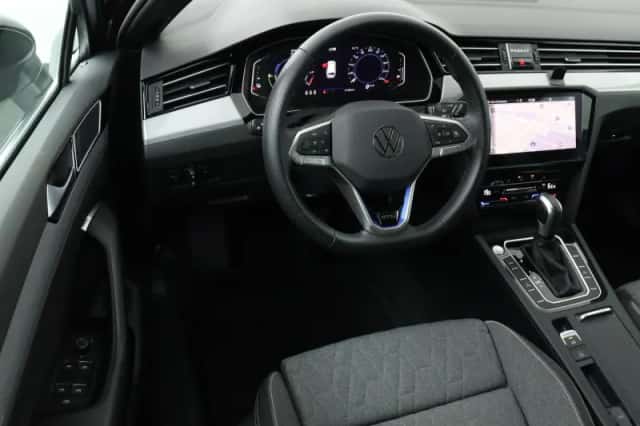 Volkswagen Passat (2023) thumbnail 6